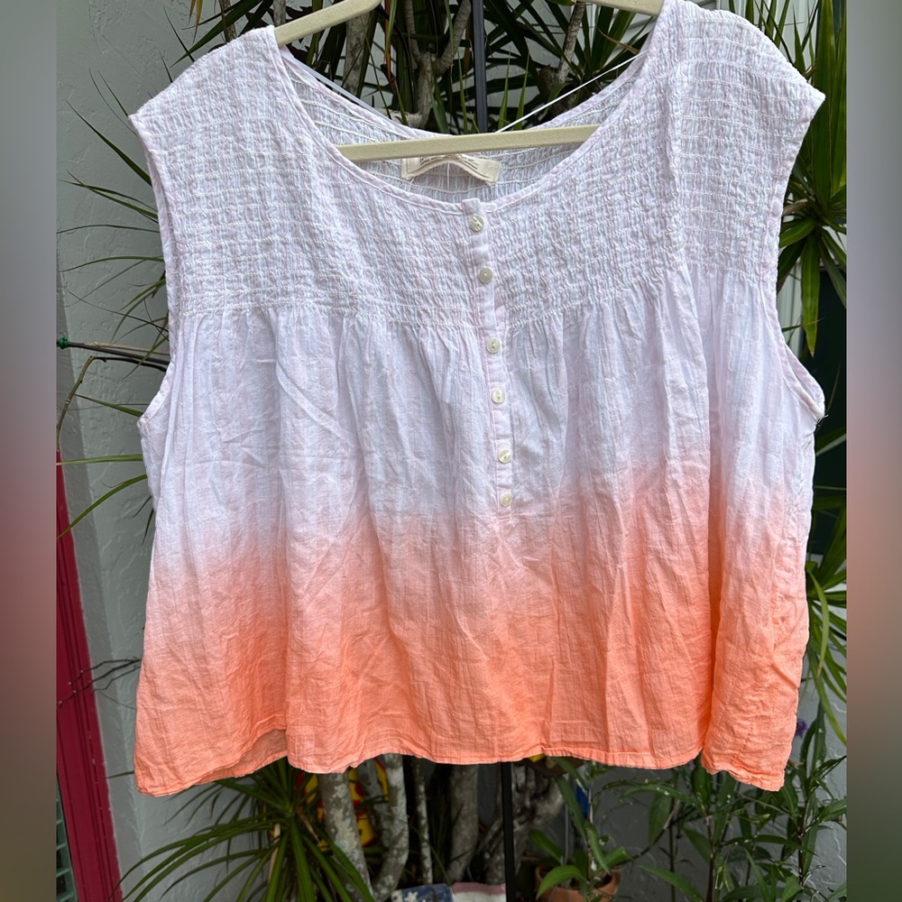 Flowing top. Lying flat bust measures 30 inches and length is 21 inches.